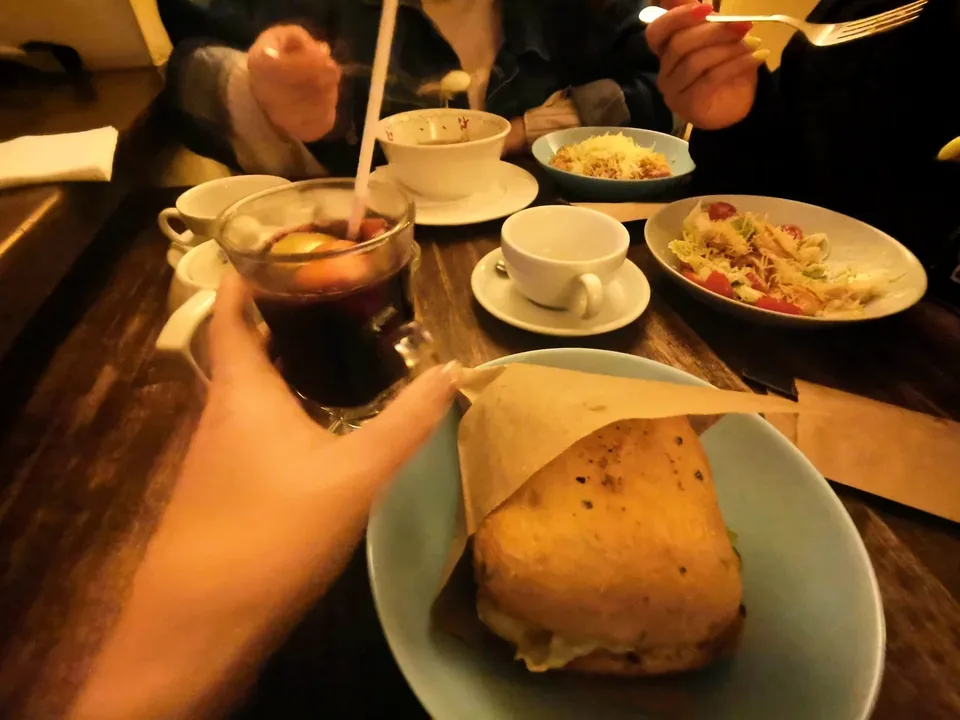 Стол с завтраком и кофе со льдом